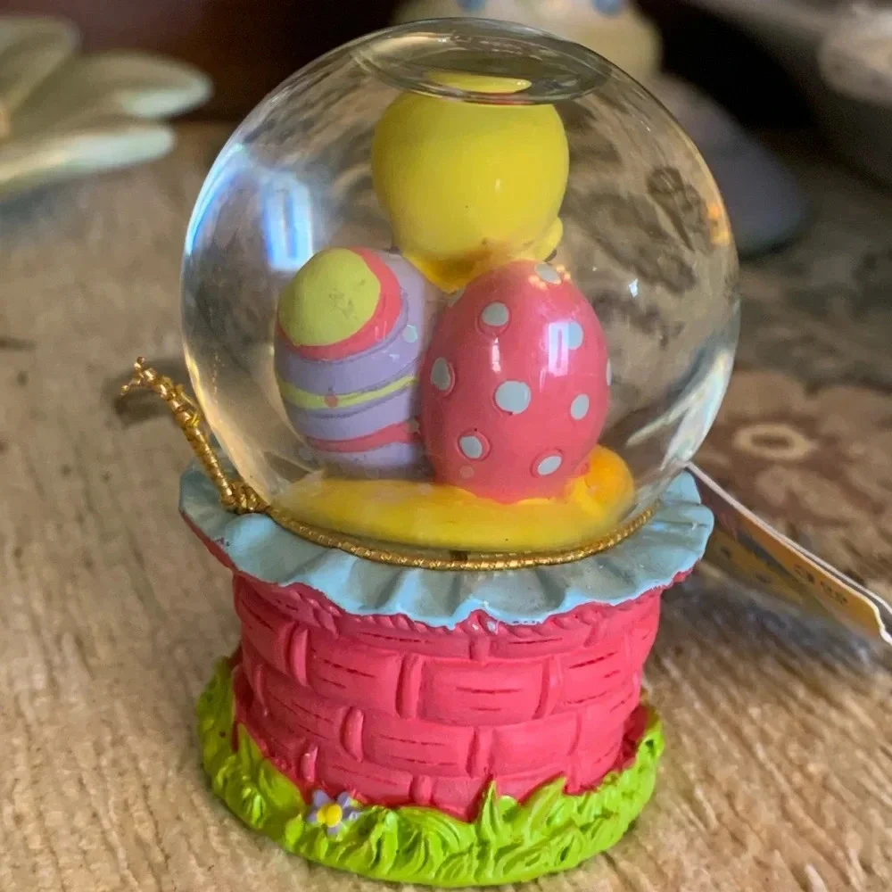 Vintage Looney Tunes Tweety Bird mini Easter Snow Globe. Approximately 3”